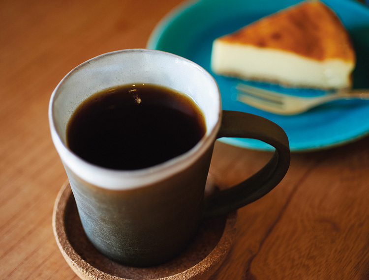 コーヒーを注ぐ様子