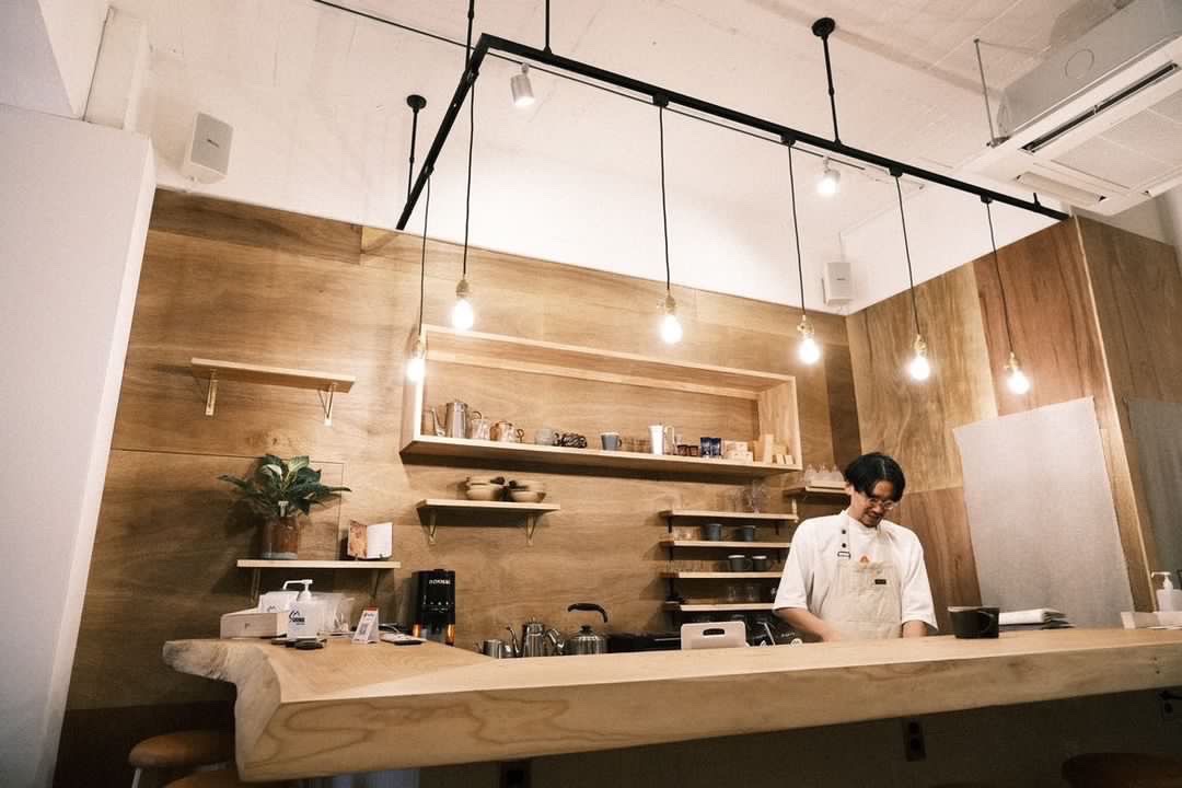 店内カウンターとコーヒー